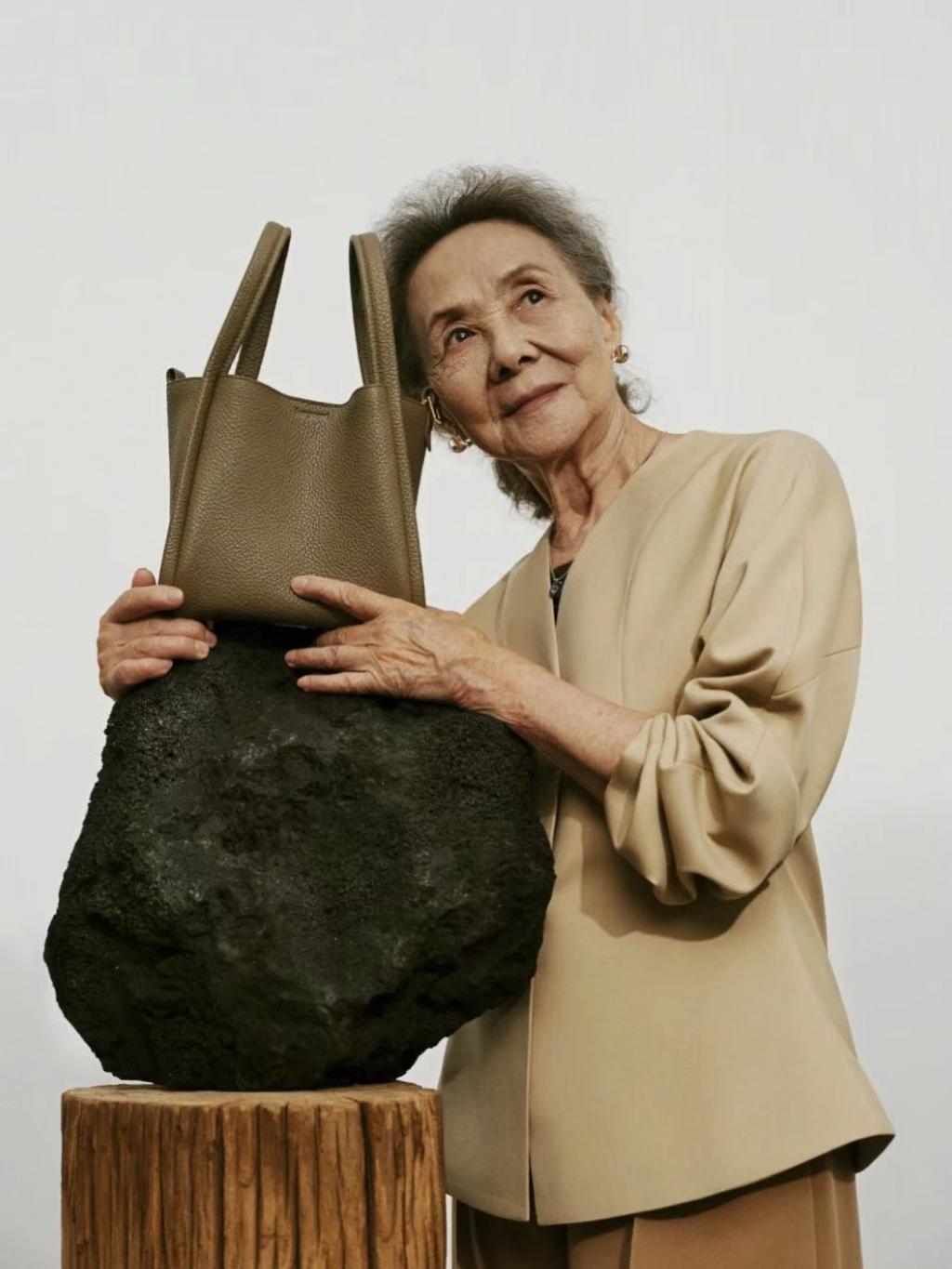 中年女明星有困境，老年女明星却风生水起