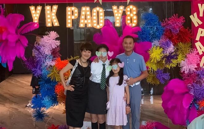 文章马伊琍家庭同框，庆祝大女儿八年级毕业，网友热议不断