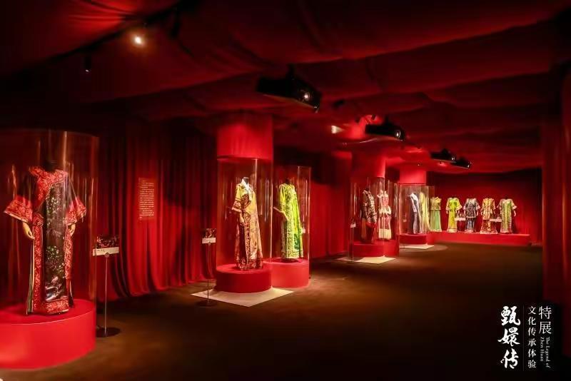 《甄嬛传》剧组12周年重聚：蓝盈莹状态好，张雅萌气质佳