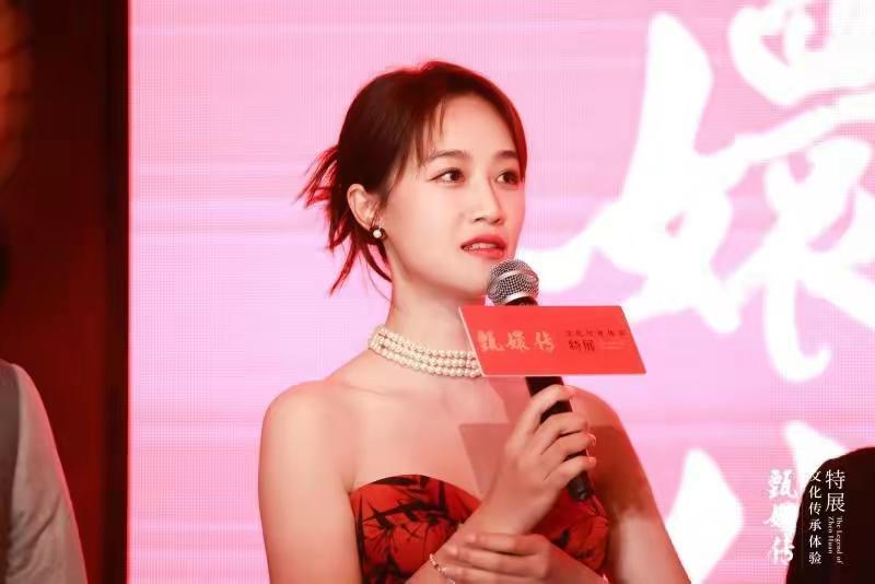 《甄嬛传》剧组12周年重聚：蓝盈莹状态好，张雅萌气质佳