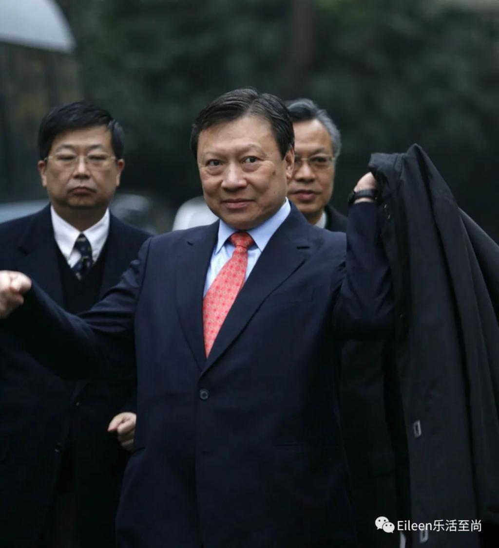 分300亿给美貌儿媳？新晋女首富到底经历了什么赌王都来吃瓜