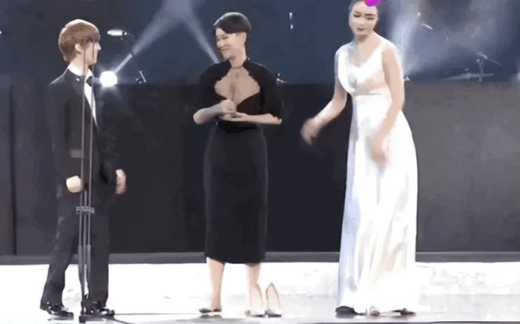 当众“卖惨”，得罪半个娱乐圈，海清又靠演技大火了