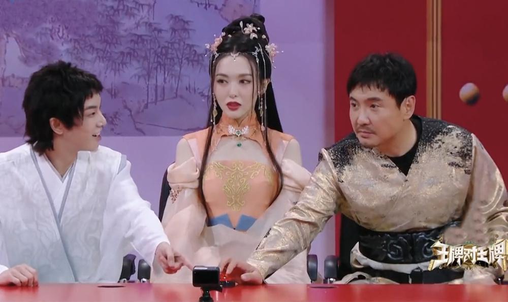 《王牌对王牌8》变拼盘音乐会，时代少年团唱主角，可惜了关晓彤唐嫣的妆造