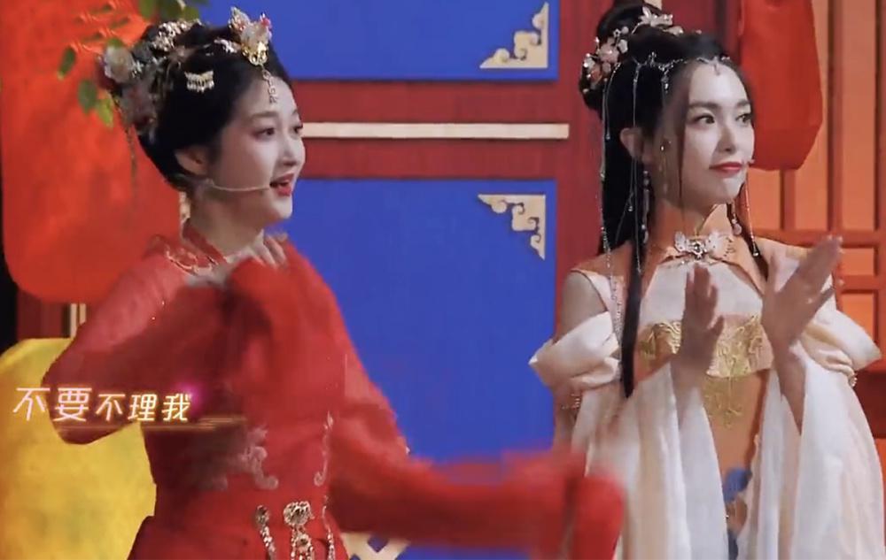《王牌对王牌8》变拼盘音乐会，时代少年团唱主角，可惜了关晓彤唐嫣的妆造
