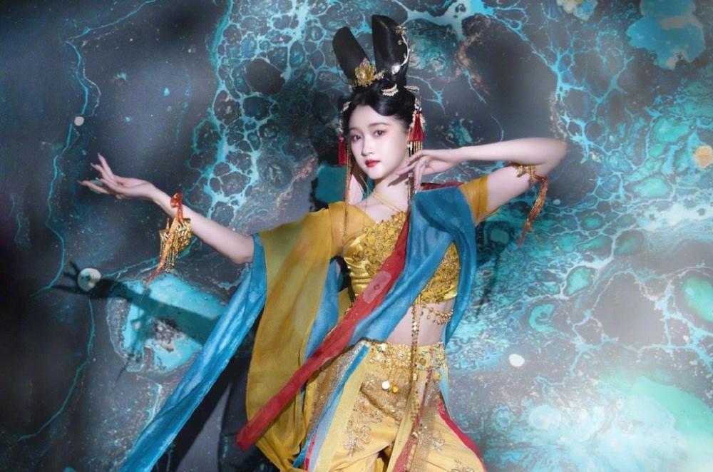 《王牌对王牌8》变拼盘音乐会，时代少年团唱主角，可惜了关晓彤唐嫣的妆造