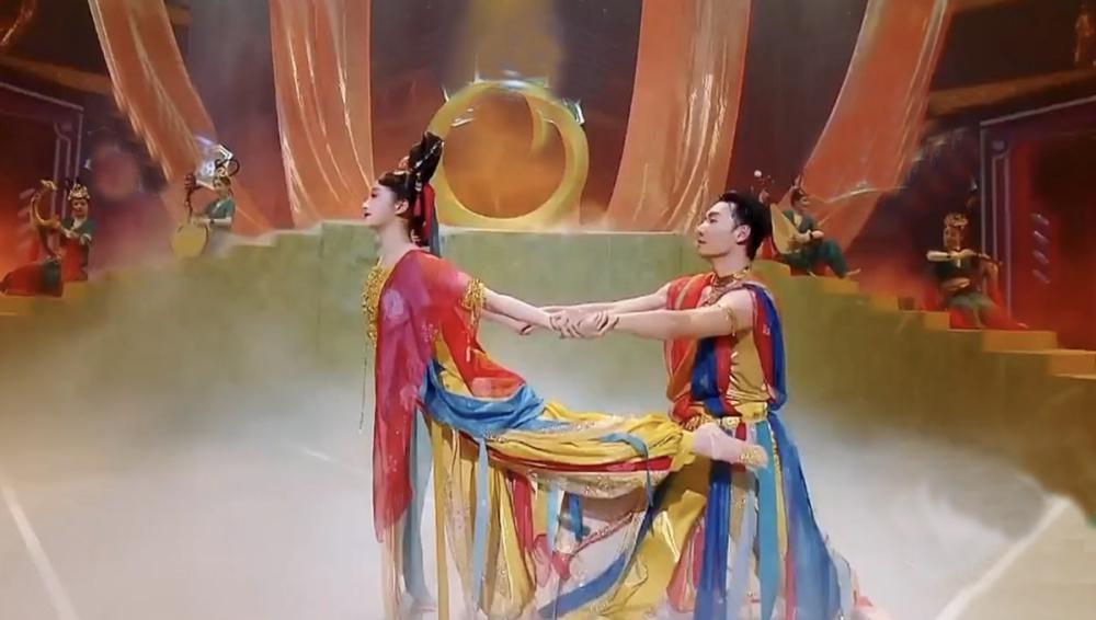 《王牌对王牌8》变拼盘音乐会，时代少年团唱主角，可惜了关晓彤唐嫣的妆造