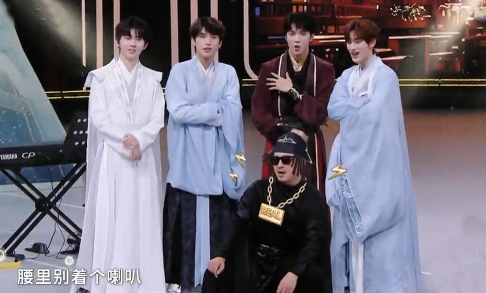 《王牌对王牌8》变拼盘音乐会，时代少年团唱主角，可惜了关晓彤唐嫣的妆造