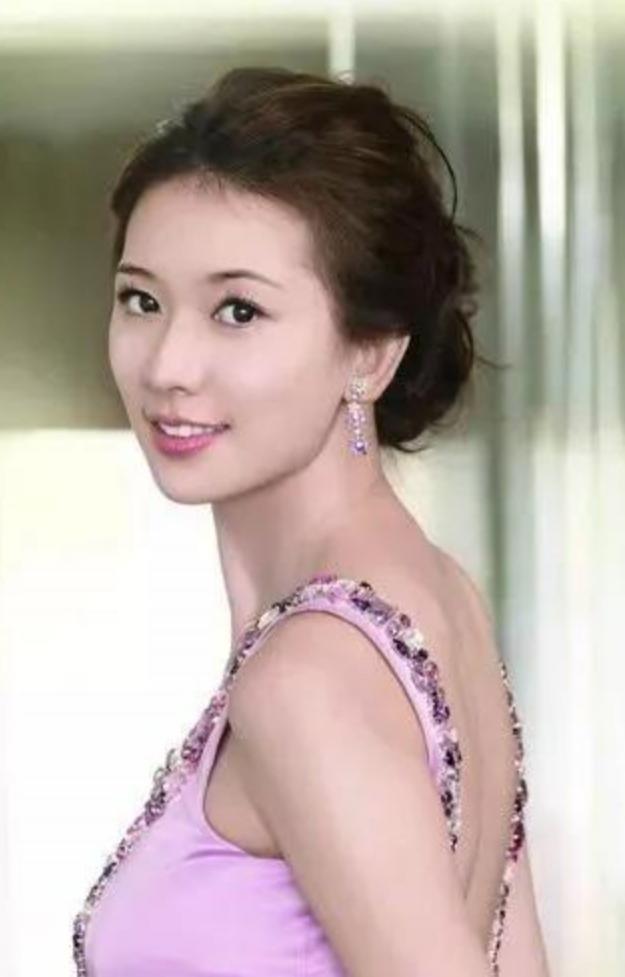 林志玲近照曝光，身材发福变臃肿，49岁蜕变成家庭主妇