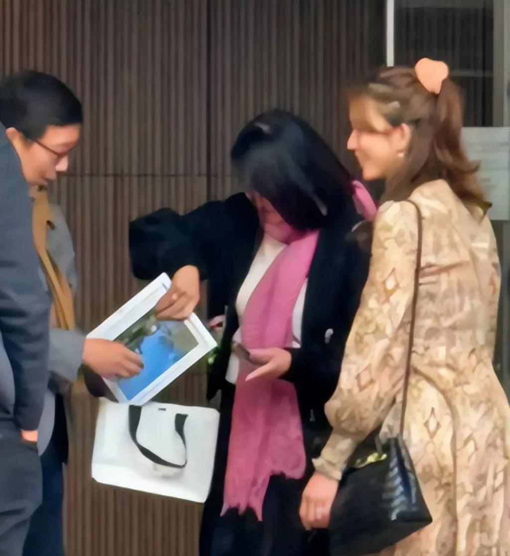 林志玲近照曝光，身材发福变臃肿，49岁蜕变成家庭主妇