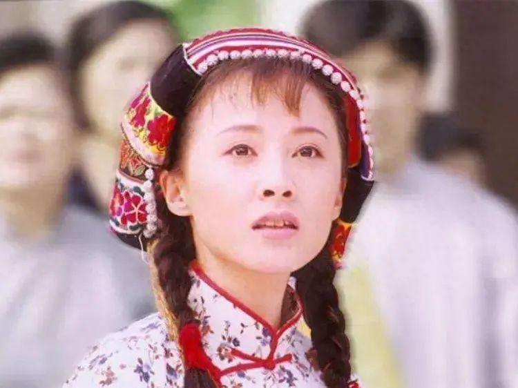 “可云”徐露近照曝光，皮肤紧致气质优雅，19岁女儿欲出道当导演