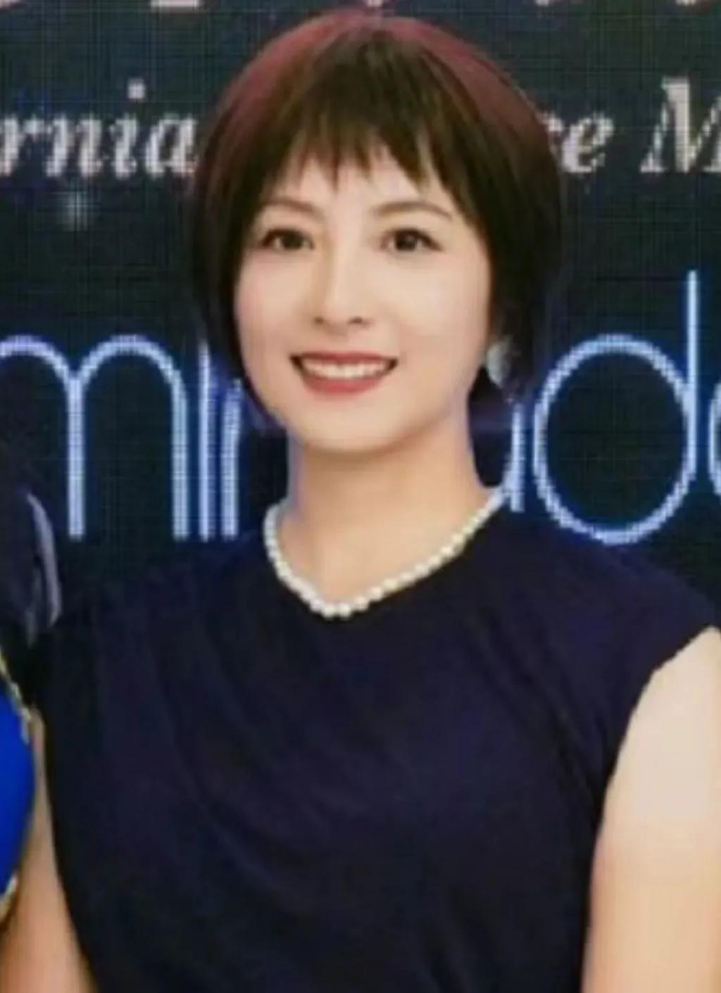 “可云”徐露近照曝光，皮肤紧致气质优雅，19岁女儿欲出道当导演