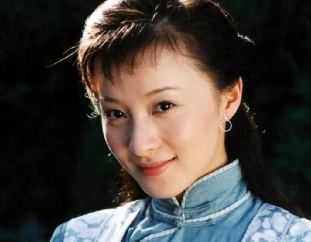 “可云”徐露近照曝光，皮肤紧致气质优雅，19岁女儿欲出道当导演