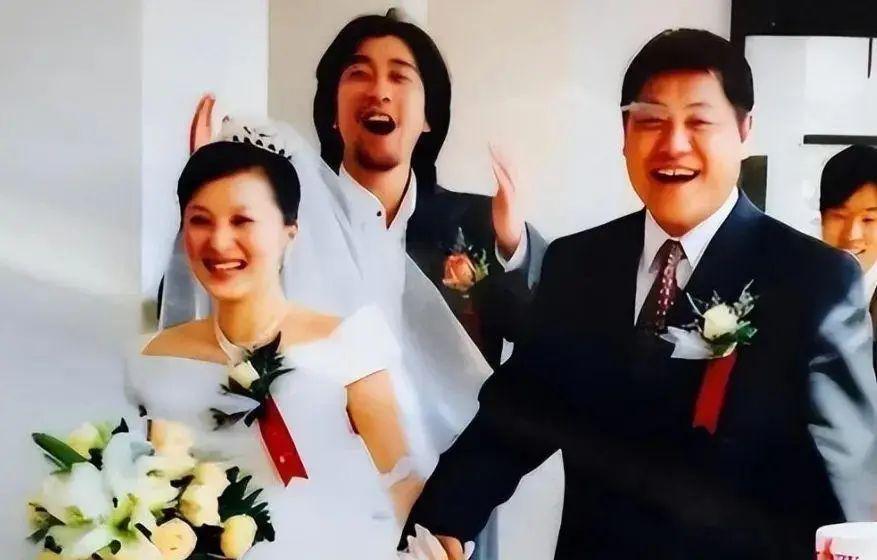 “可云”徐露近照曝光，皮肤紧致气质优雅，19岁女儿欲出道当导演