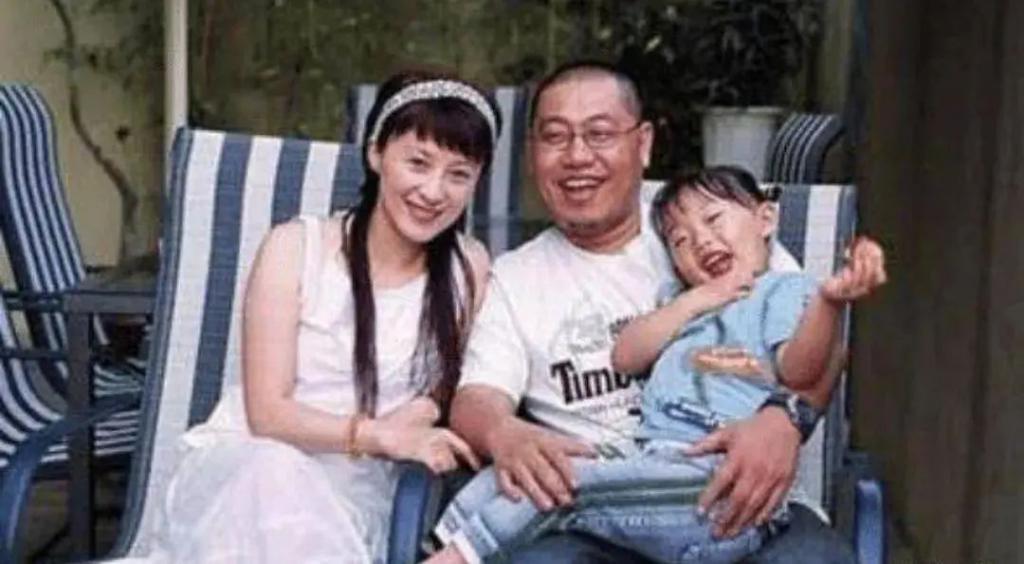 “可云”徐露近照曝光，皮肤紧致气质优雅，19岁女儿欲出道当导演