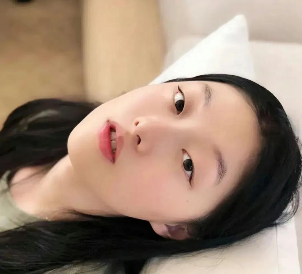 “可云”徐露近照曝光，皮肤紧致气质优雅，19岁女儿欲出道当导演