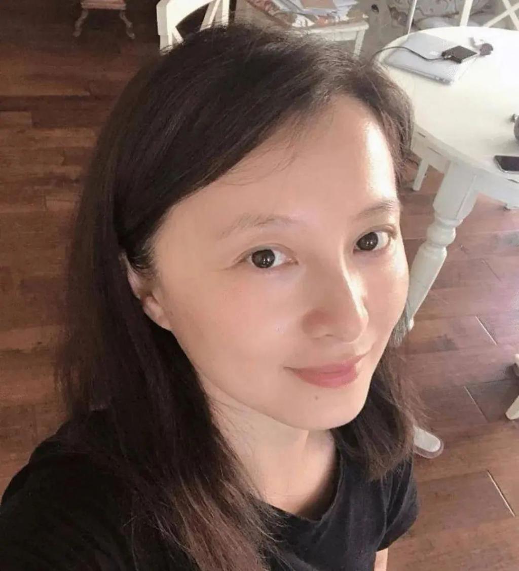 “可云”徐露近照曝光，皮肤紧致气质优雅，19岁女儿欲出道当导演