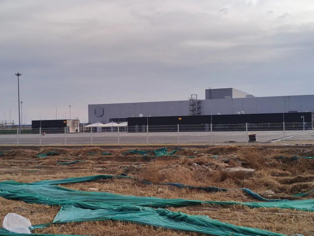 实拍小米汽车上路：激光雷达、黄色卡钳，年轻人的第一款轿跑？