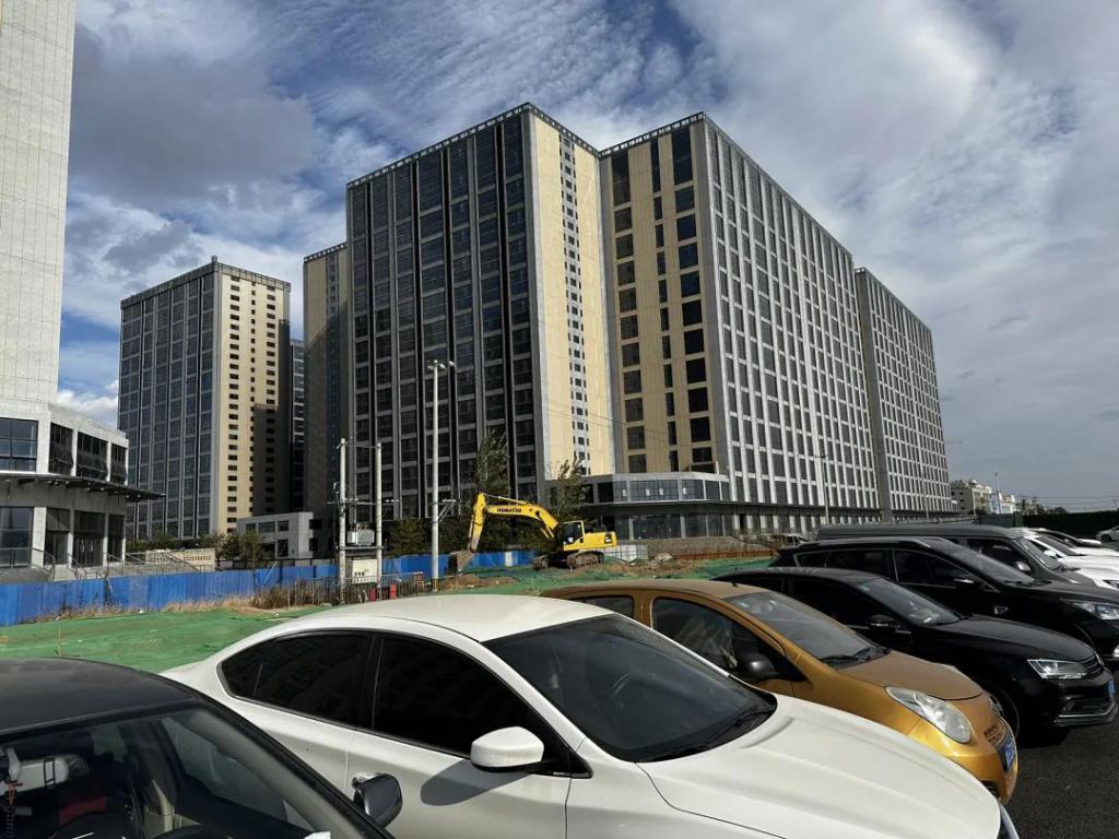 实拍小米汽车上路：激光雷达、黄色卡钳，年轻人的第一款轿跑？