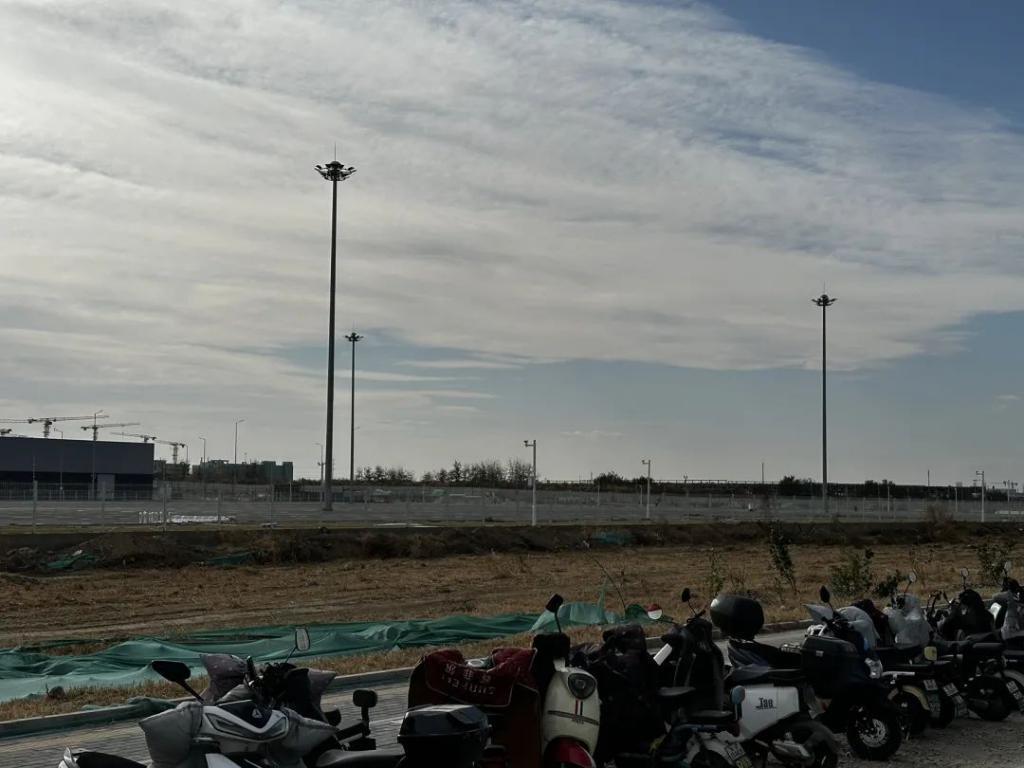 实拍小米汽车上路：激光雷达、黄色卡钳，年轻人的第一款轿跑？