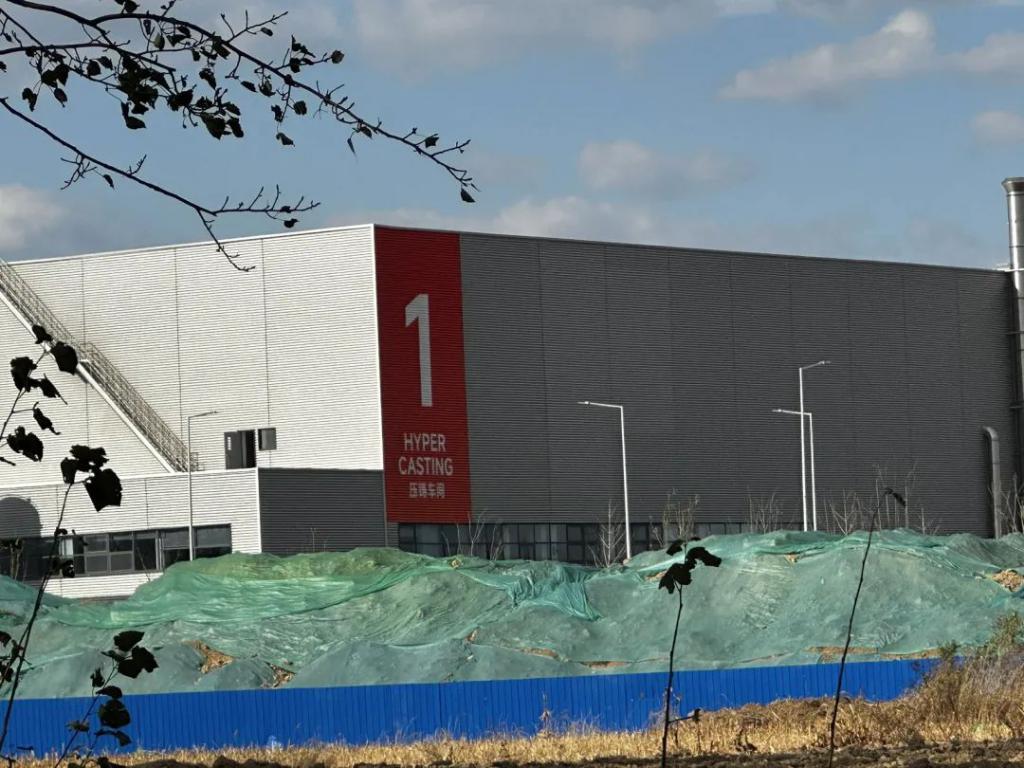 实拍小米汽车上路：激光雷达、黄色卡钳，年轻人的第一款轿跑？