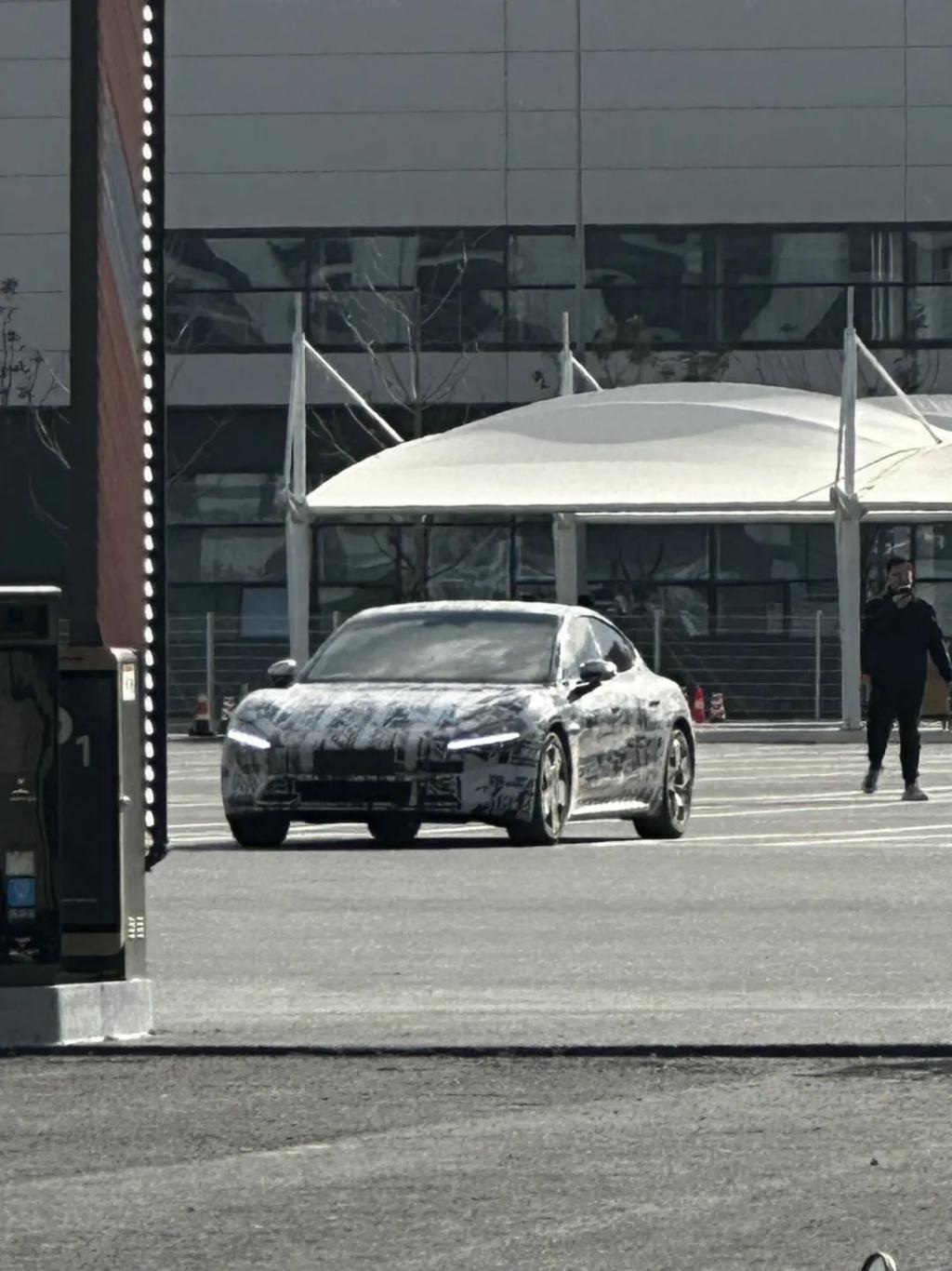 实拍小米汽车上路：激光雷达、黄色卡钳，年轻人的第一款轿跑？