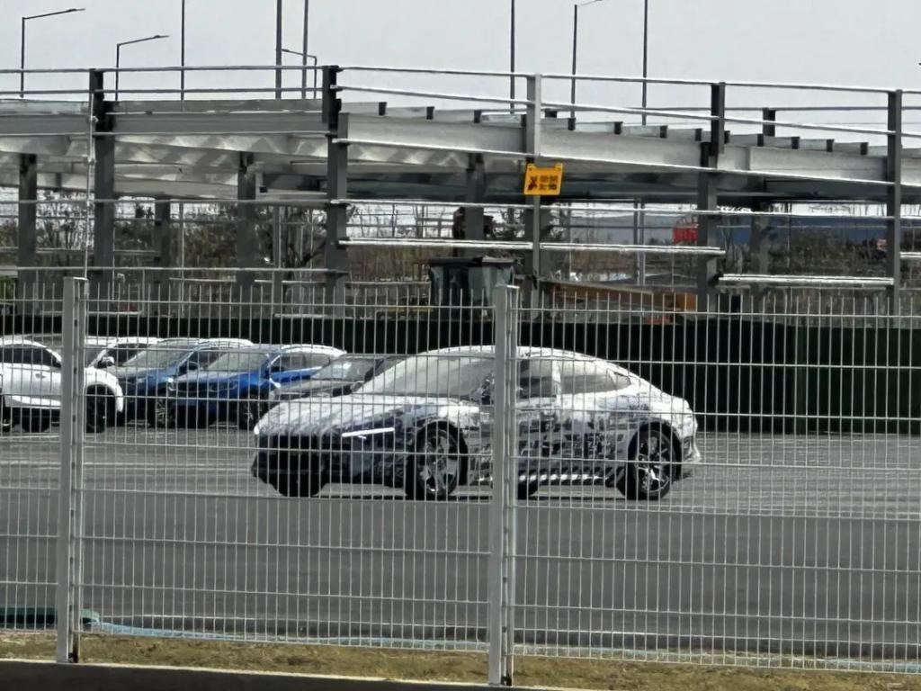 实拍小米汽车上路：激光雷达、黄色卡钳，年轻人的第一款轿跑？