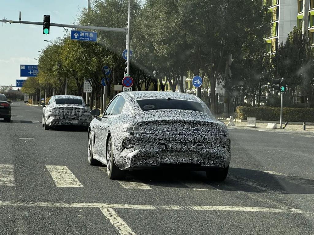 实拍小米汽车上路：激光雷达、黄色卡钳，年轻人的第一款轿跑？