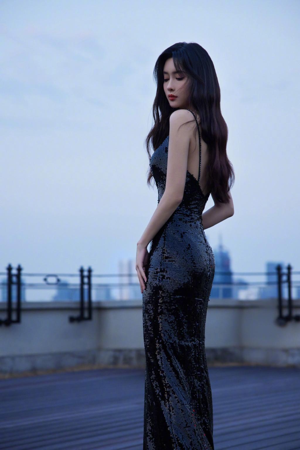 孟子义穿黑色露背长裙现身黄浦江边
