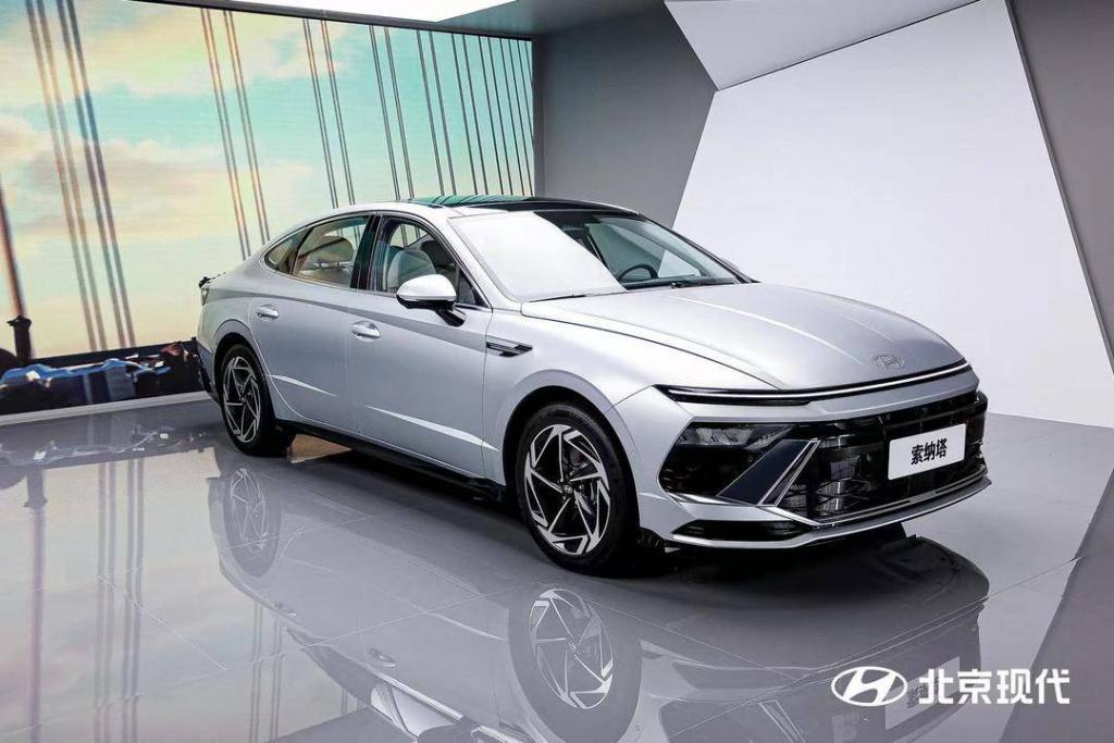 现代汽车第11代索纳塔、第5代胜达国内首发亮相，全新设计风格