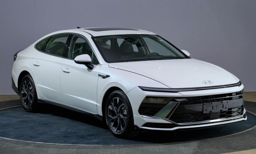 现代汽车第11代索纳塔、第5代胜达国内首发亮相，全新设计风格