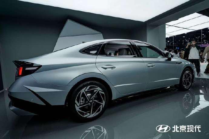 现代汽车第11代索纳塔、第5代胜达国内首发亮相，全新设计风格