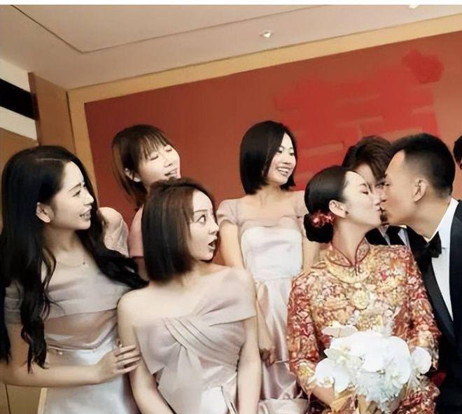 46岁黄晓明参加学妹婚礼！北影校花董晴美艳动人