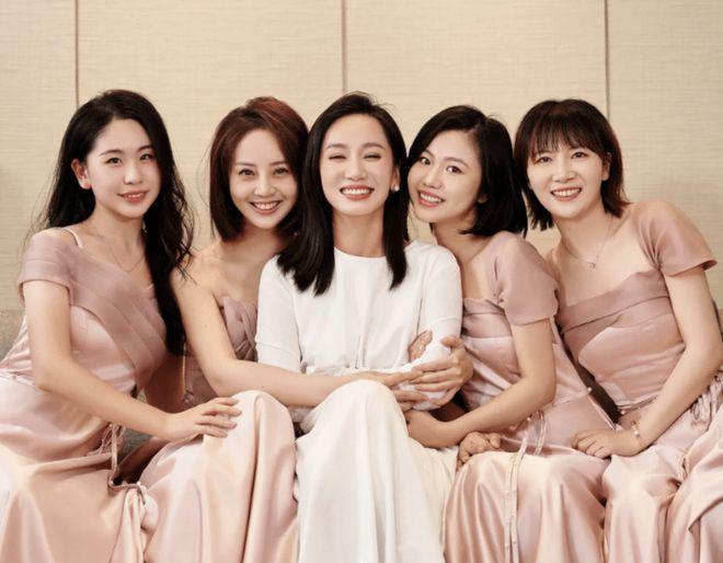 46岁黄晓明参加学妹婚礼！北影校花董晴美艳动人