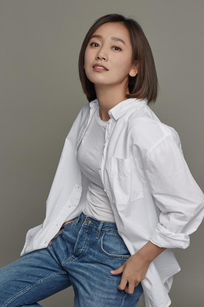 46岁黄晓明参加学妹婚礼！北影校花董晴美艳动人