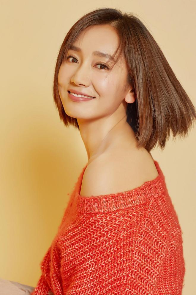 46岁黄晓明参加学妹婚礼！北影校花董晴美艳动人