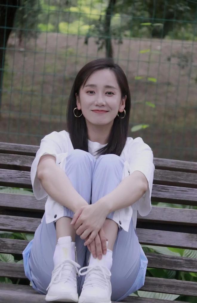 46岁黄晓明参加学妹婚礼！北影校花董晴美艳动人