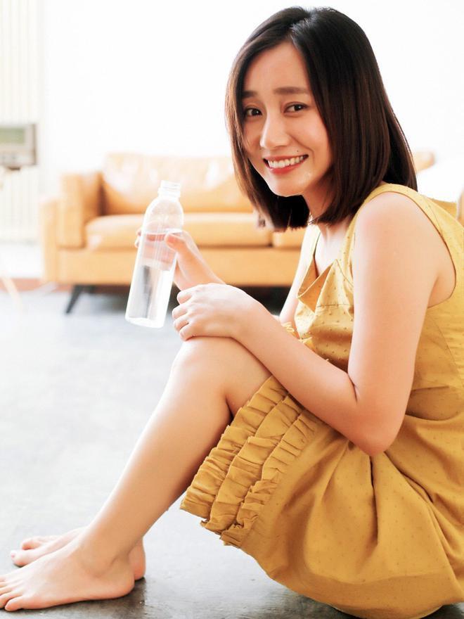 46岁黄晓明参加学妹婚礼！北影校花董晴美艳动人