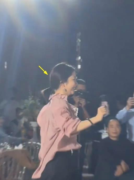 演员董晴结婚众星云集：黄晓明细节见人品