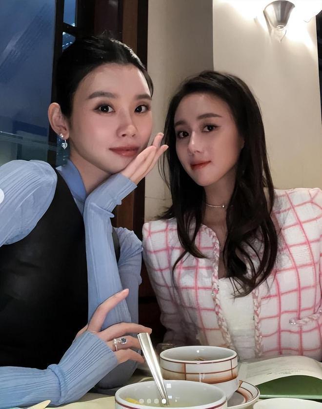 奚梦瑶和何超欣合影，秀鸽子蛋钻石戒指