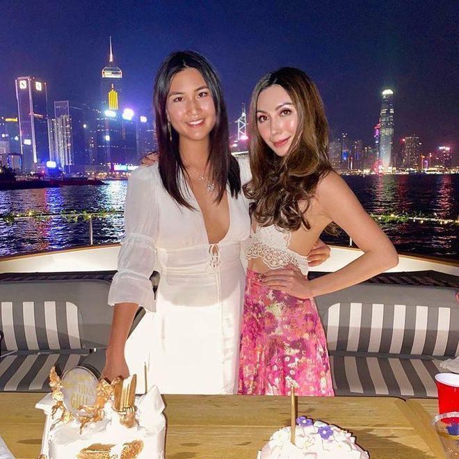 奚梦瑶和何超欣合影，秀鸽子蛋钻石戒指
