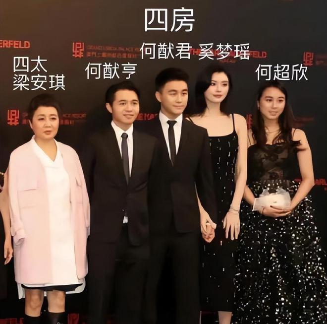 奚梦瑶和何超欣合影，秀鸽子蛋钻石戒指
