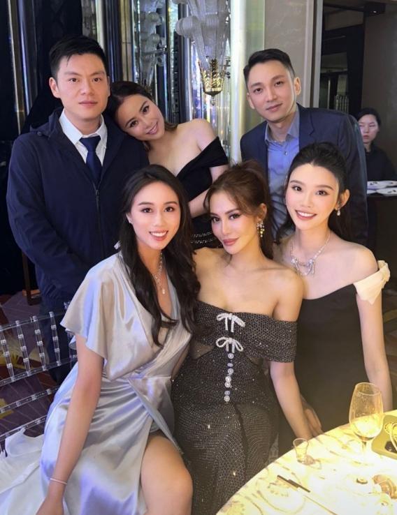 奚梦瑶和何超欣合影，秀鸽子蛋钻石戒指