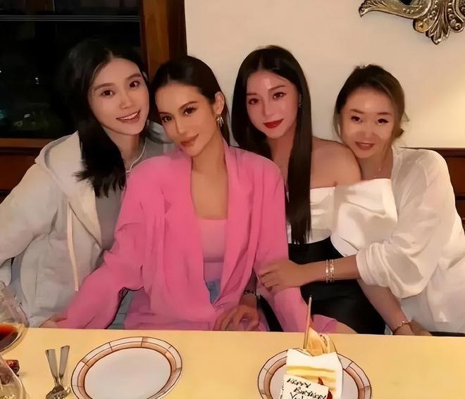 奚梦瑶和何超欣合影，秀鸽子蛋钻石戒指