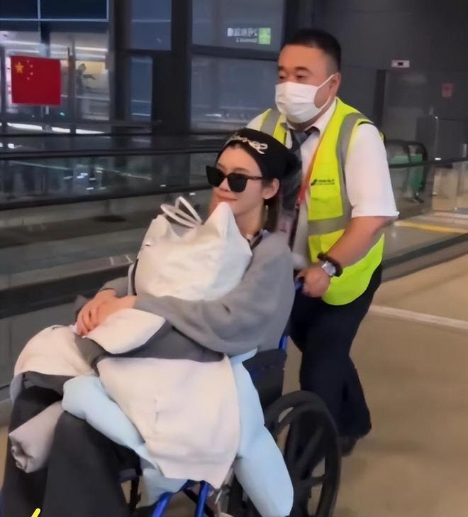 奚梦瑶和何超欣合影，秀鸽子蛋钻石戒指