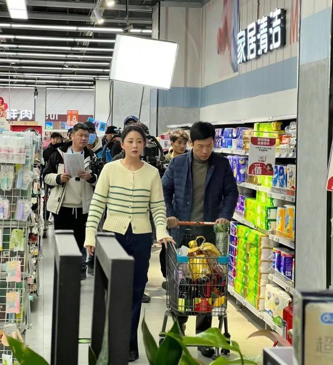 超市偶遇殷桃拍戏，气质惊艳但略显沧桑