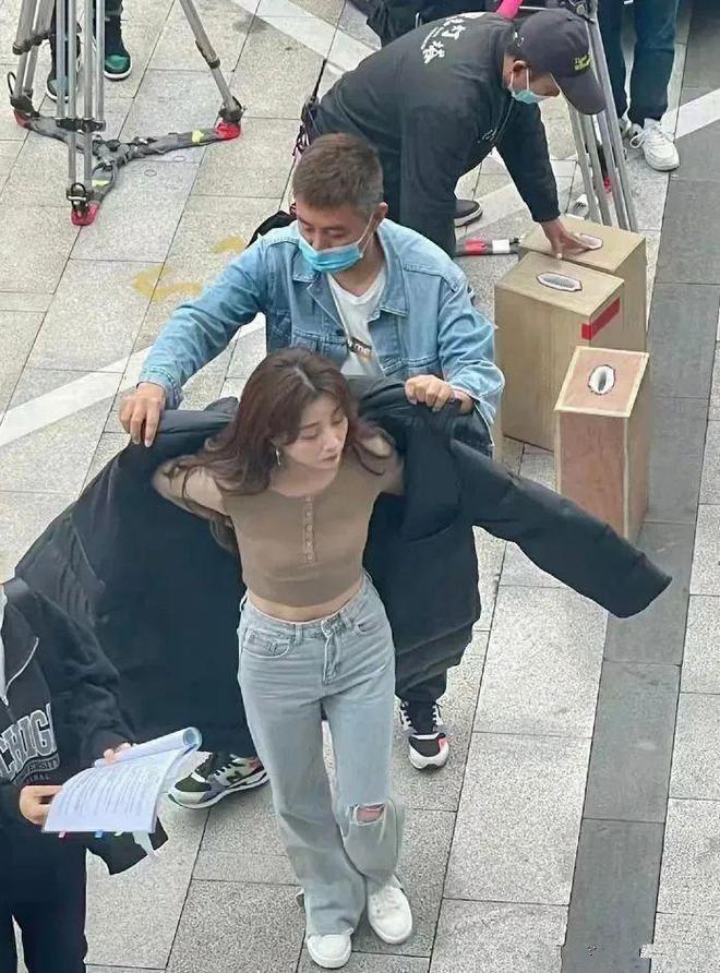 超市偶遇殷桃拍戏，气质惊艳但略显沧桑