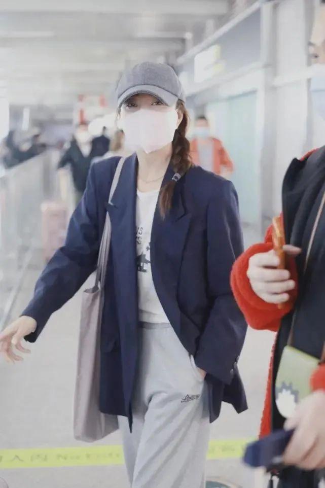 超市偶遇殷桃拍戏，气质惊艳但略显沧桑