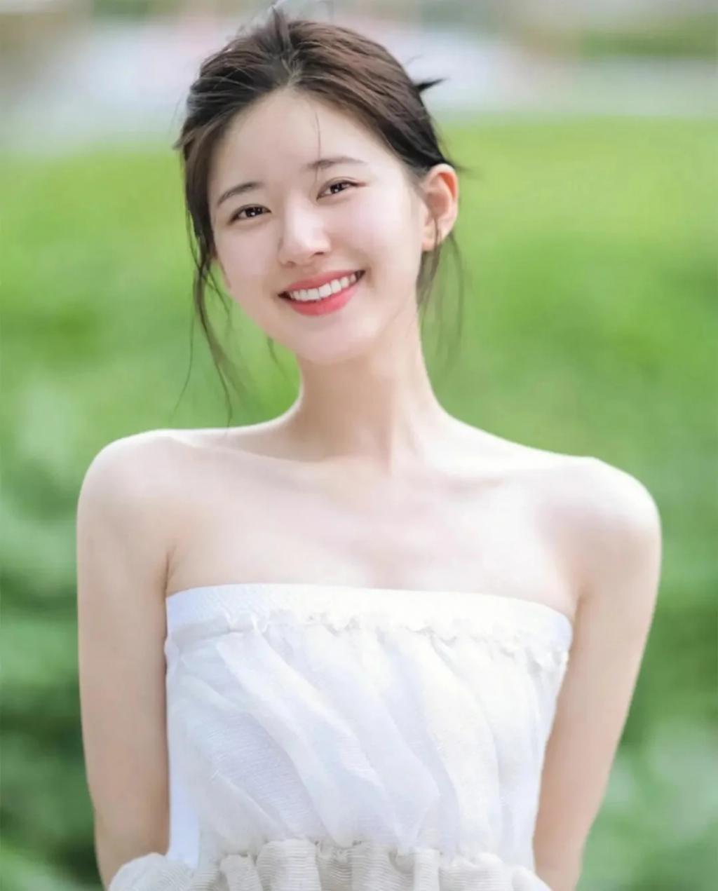 八卦媒体拍到赵露思:将吃过的口香糖放到助理手上