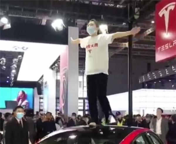 特斯拉车顶维权女车主：历时两年半 终于等到自媒体这封道歉信