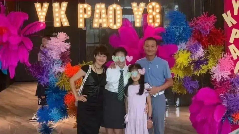 文章马伊琍一家四口同框，庆祝女儿毕业，大女儿个子高挑